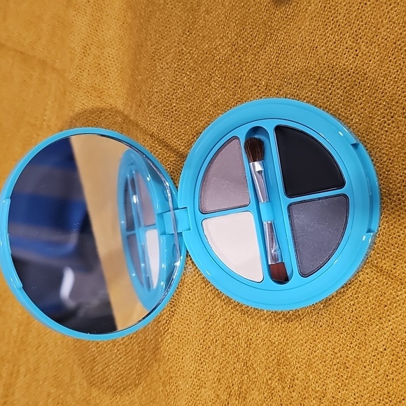 Carmindy & Co Epic Eyeshadow Quad MSRP $48 NWOB - Picture 4 of 4